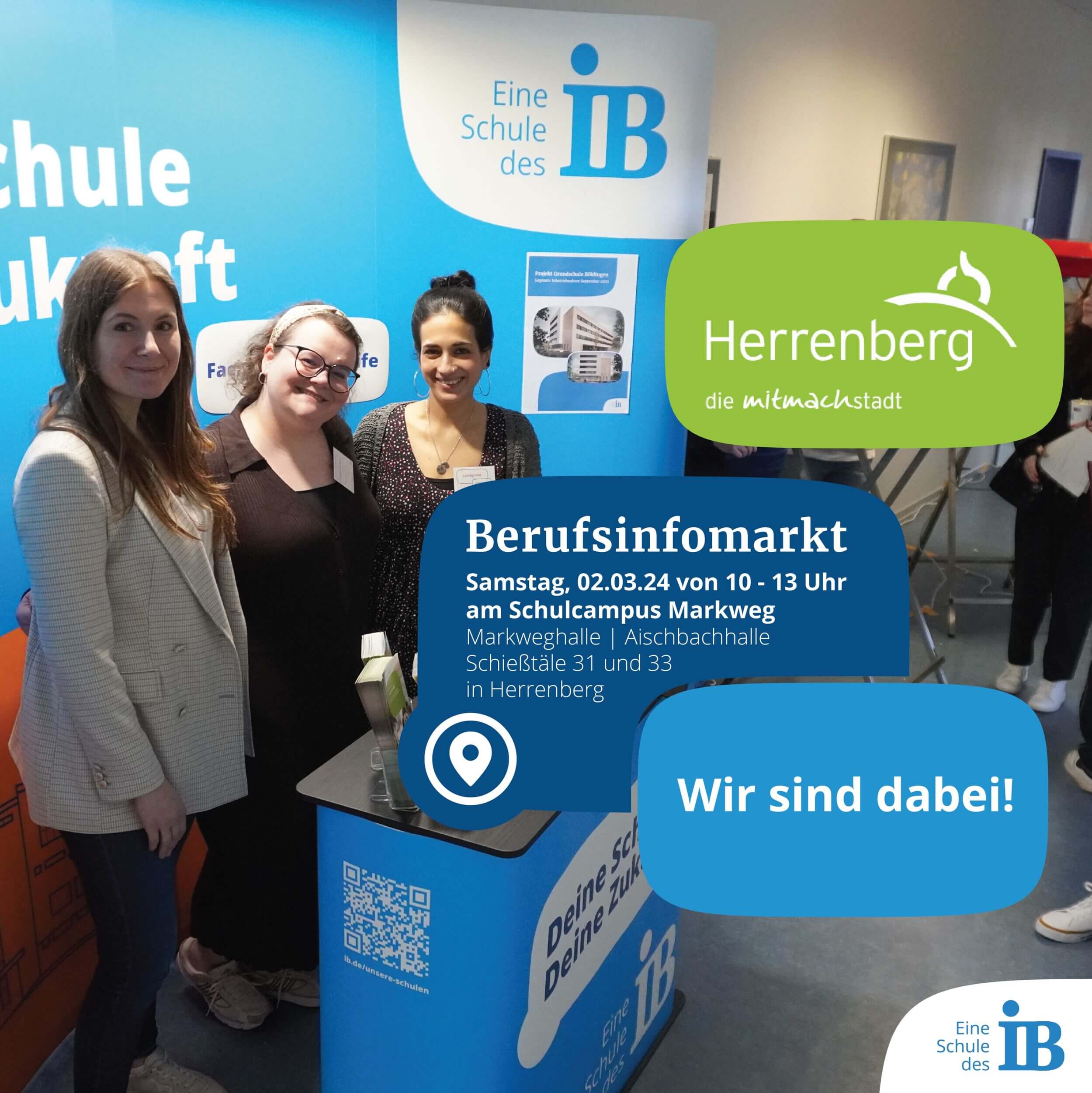 Drei Frauen stehen vor einem Infostand der IB-Schule auf dem Berufsinfomarkt in Herrenberg.