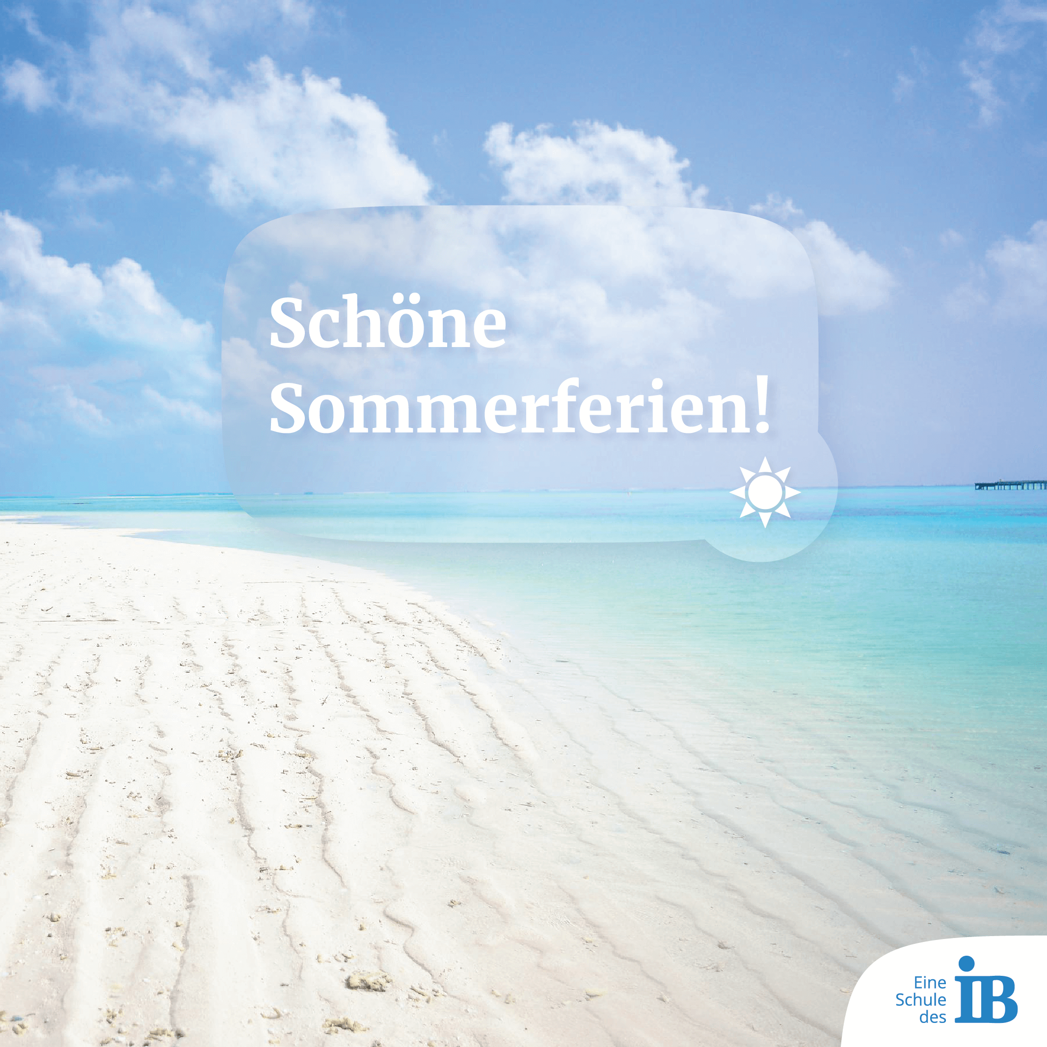 Ein weißer Sandstrand mit klarem, türkisfarbenem Wasser und dem Text "Schöne Sommerferien!" vor einem blauen Himmel.