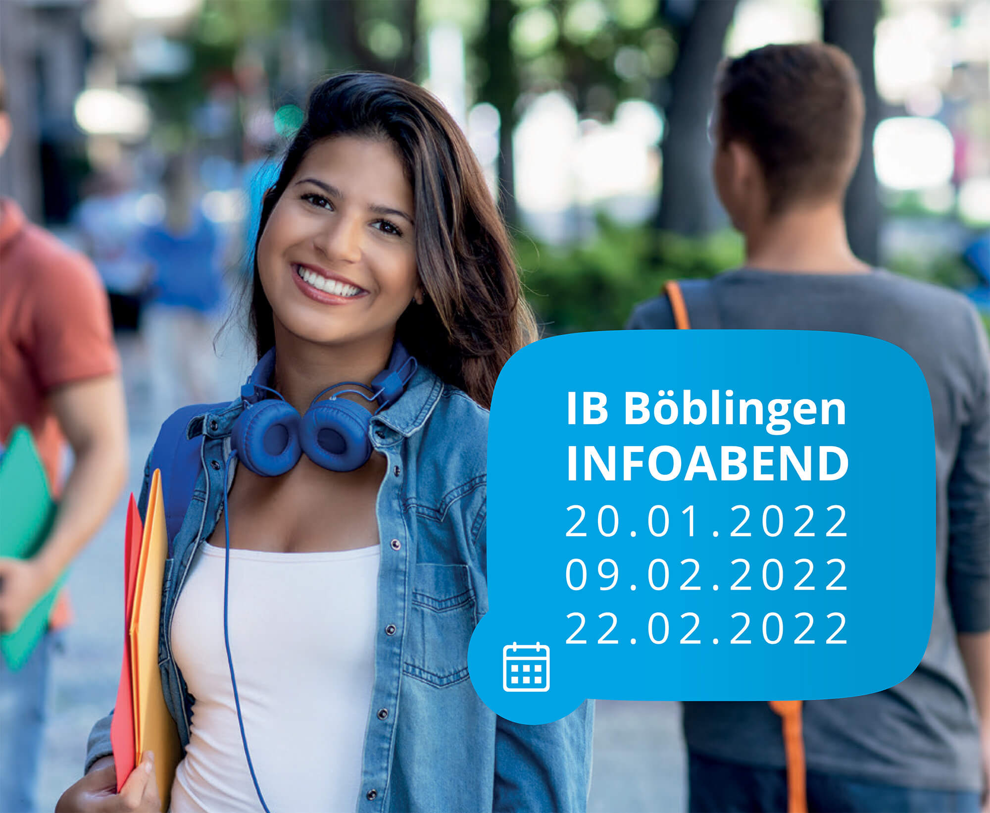 Eine junge Frau mit Kopfhörern lächelt in die Kamera, während im Hintergrund ein Informationsplakat für den IB Böblingen Infoabend erscheint.