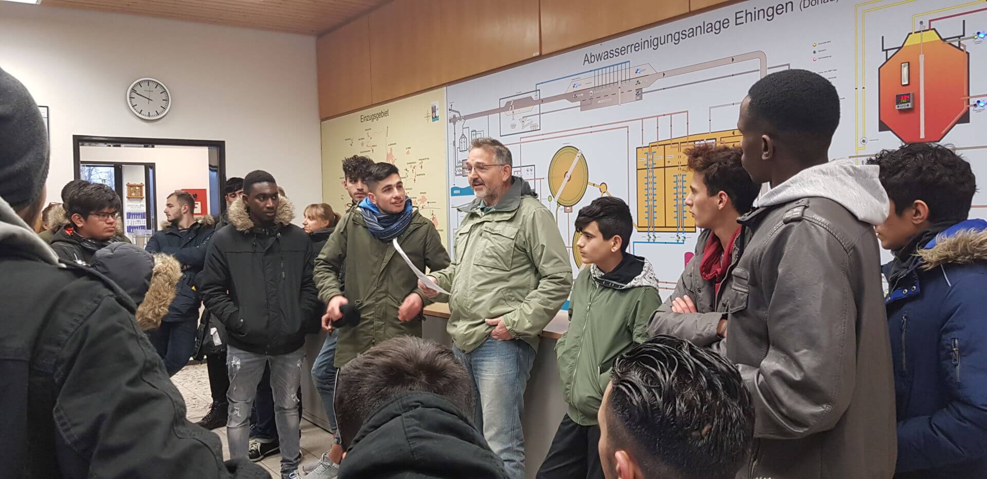 Schüler:innen bei einem Ausflug zur Abwasserreinigungsanlage Ehingen