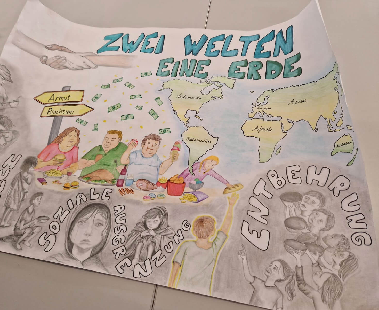 Ein künstlerisches Plakat, das soziale Ungleichheiten mit Szenen zu Armut und Reichtum sowie einer Weltkarte darstellt.