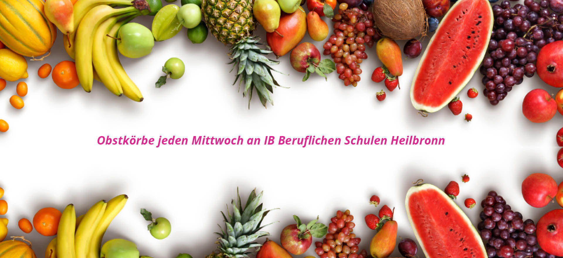 Verschiedene Früchte wie Bananen, Ananas und Melonen bilden einen bunten Rahmen um eine zentrale Textbotschaft.