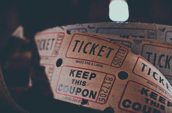 Eine Rolle mit Theaterkarten liegt in gedämpftem Licht bereit, um bei einer Veranstaltung verwendet zu werden.