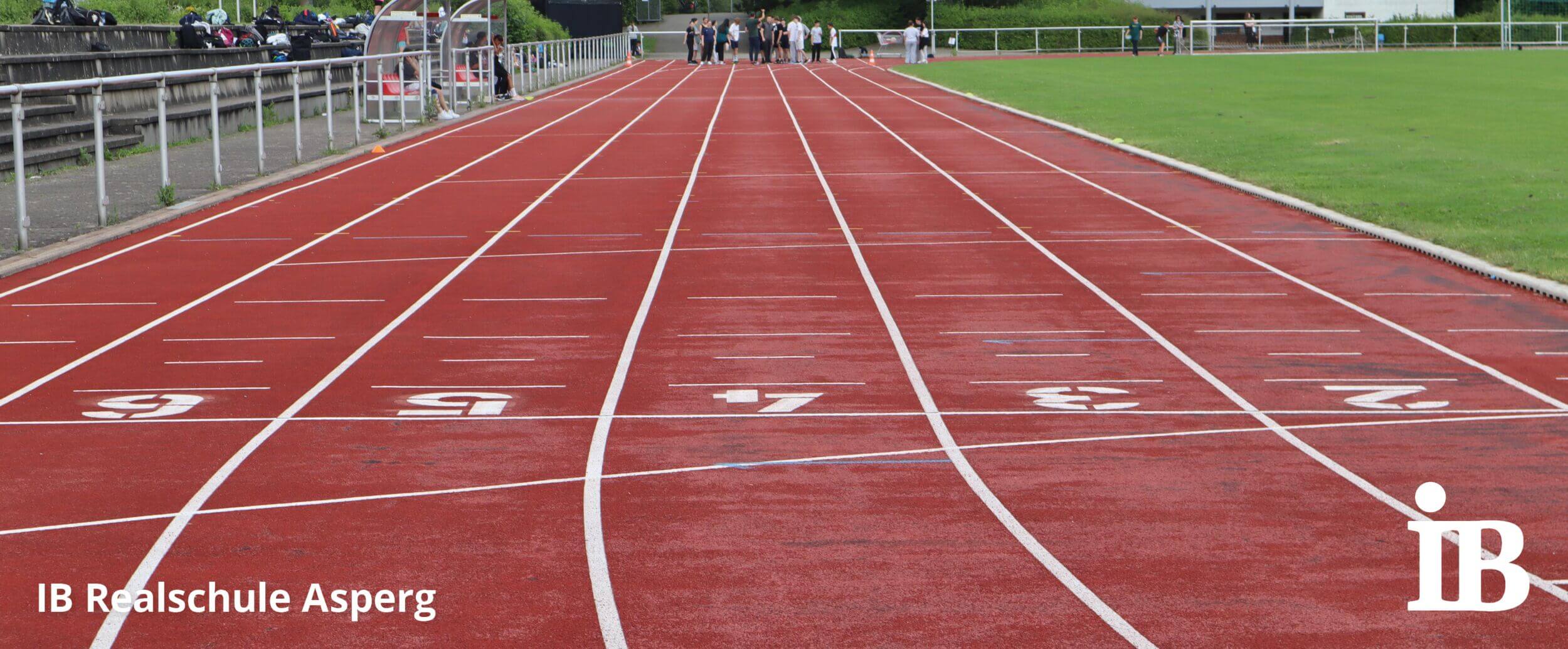Eine leere Laufbahn auf einem Sportplatz der IB Realschule Asperg, vorbereitet für die Bundesjugendspiele.