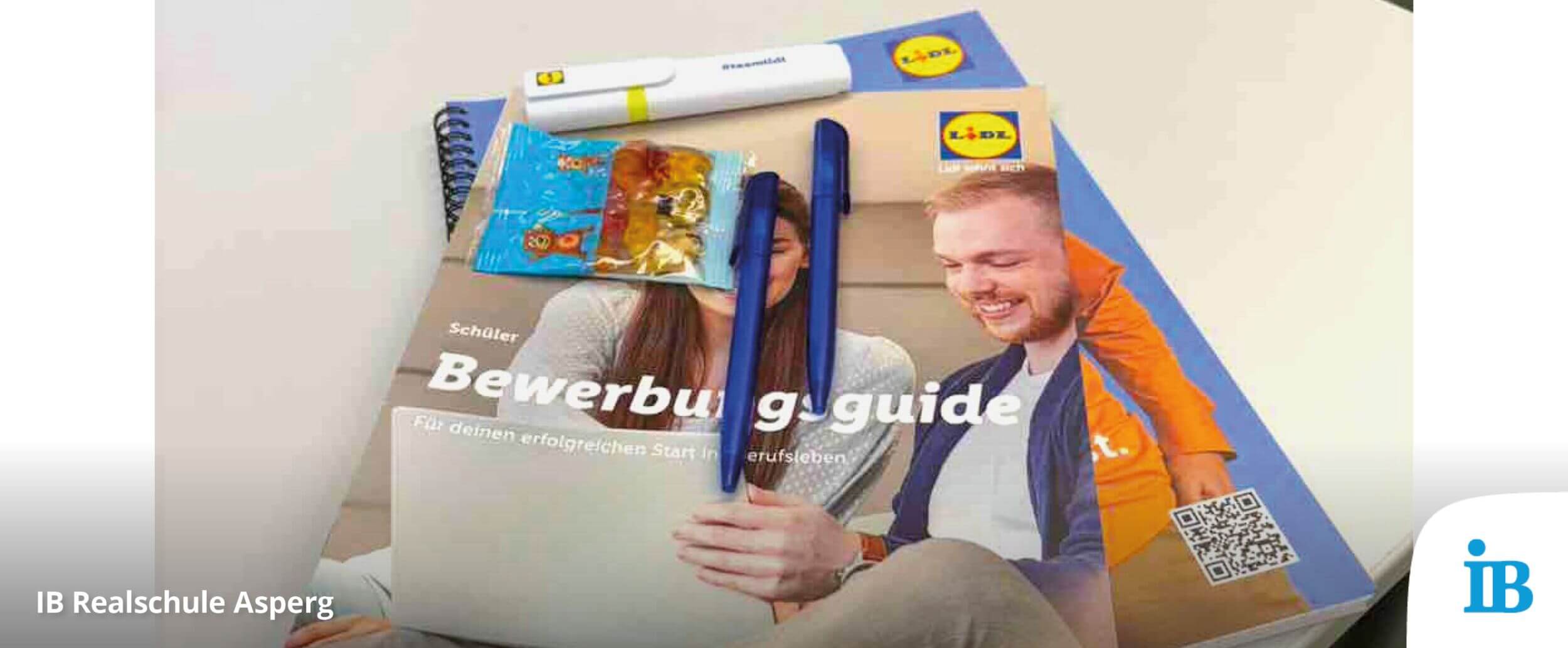 Ein Bewerbungsguide von Lidl liegt mit einem Kugelschreiber und Snacks auf einem Tisch, ideal für ein Bewerbertraining.