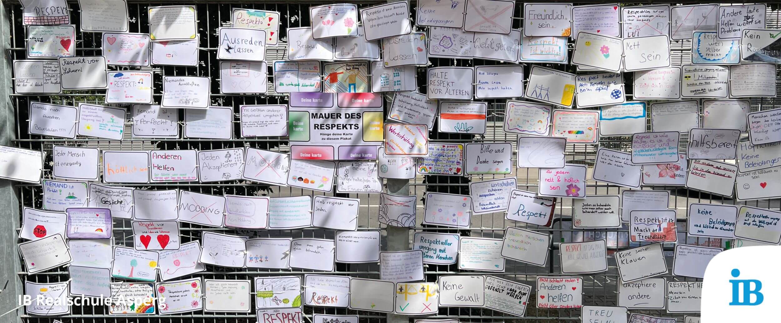 Eine Wand voller Zettel mit Botschaften des Respekts ist an einem Gitter befestigt.