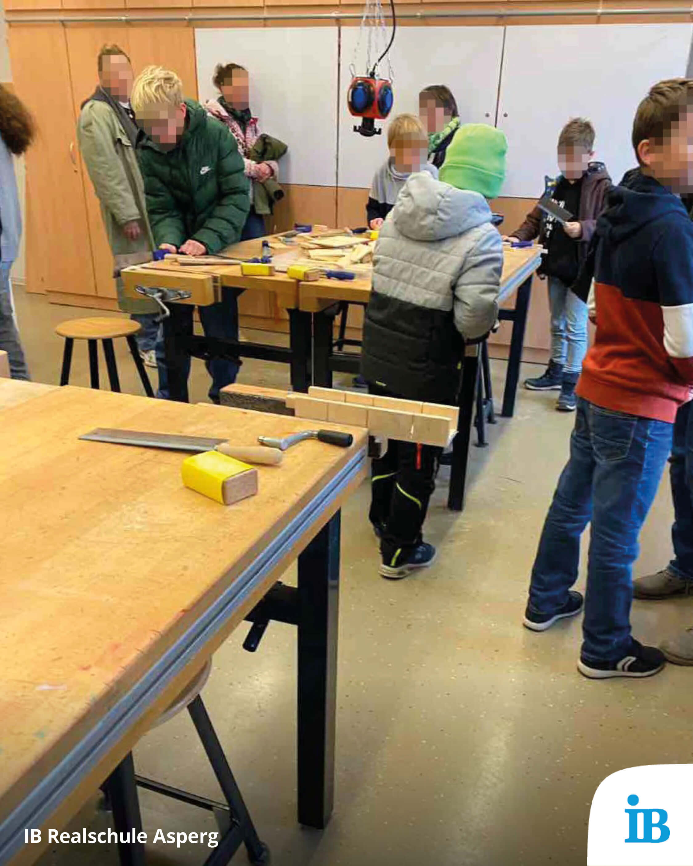 Besucher erkunden die Werkstatt der Realschule Asperg am Tag der offenen Tür und arbeiten an Holzbearbeitungsprojekten.