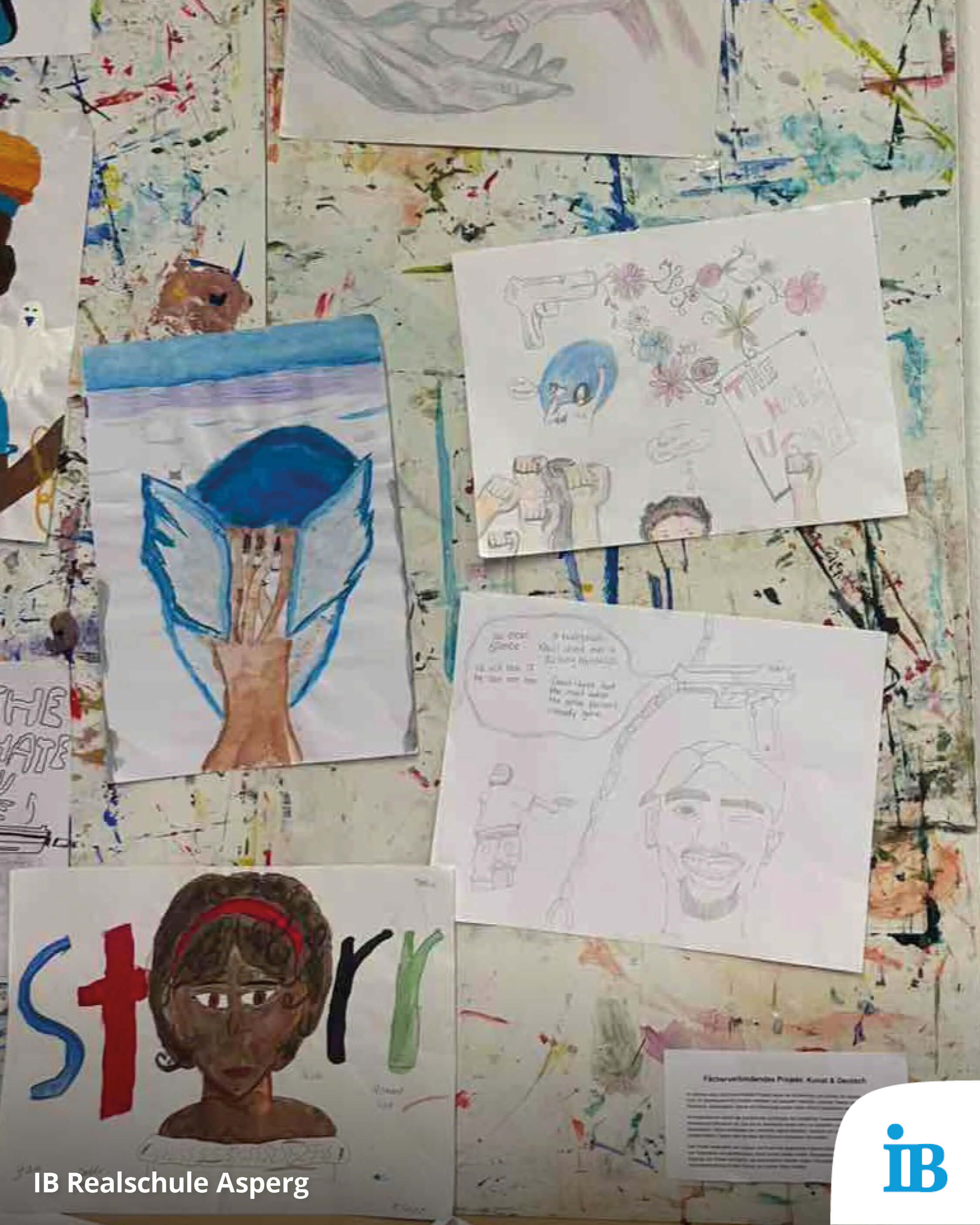 Verschiedene kreative Zeichnungen sind auf einer farbenfrohen Wand beim Tag der offenen Tür in der Realschule zu sehen.