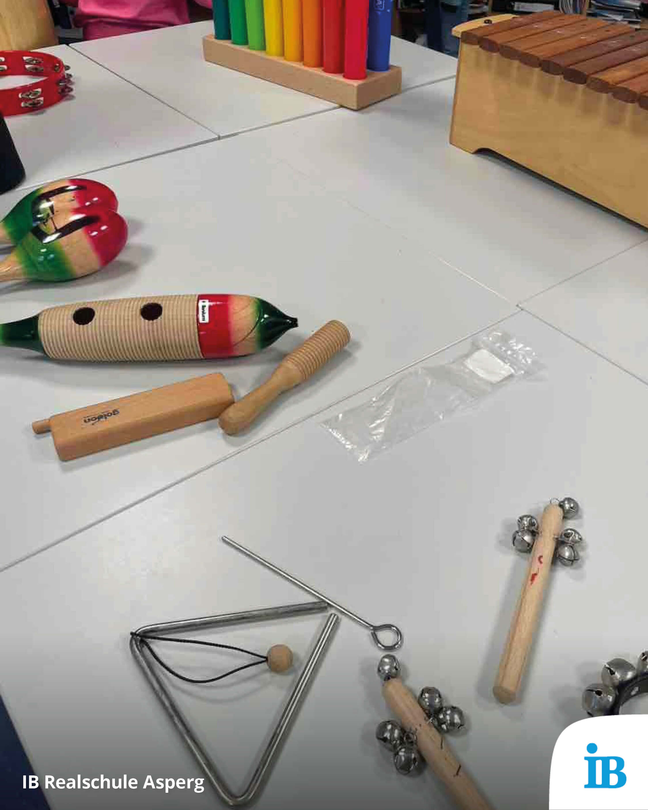 Musikinstrumente wie Rasseln und Xylophon liegen auf einem Tisch beim Tag der offenen Tür der Realschule.