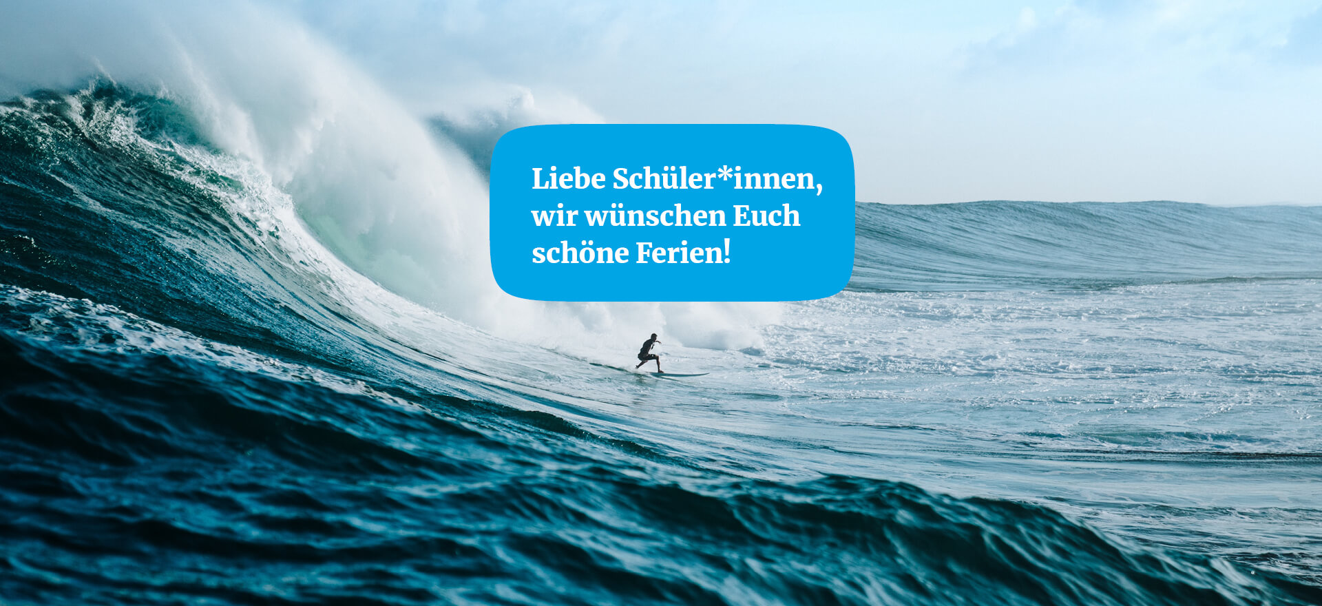 Ein Surfer reitet eine große Welle, begleitet von einer Nachricht, die Schüler*innen schöne Ferien wünscht.