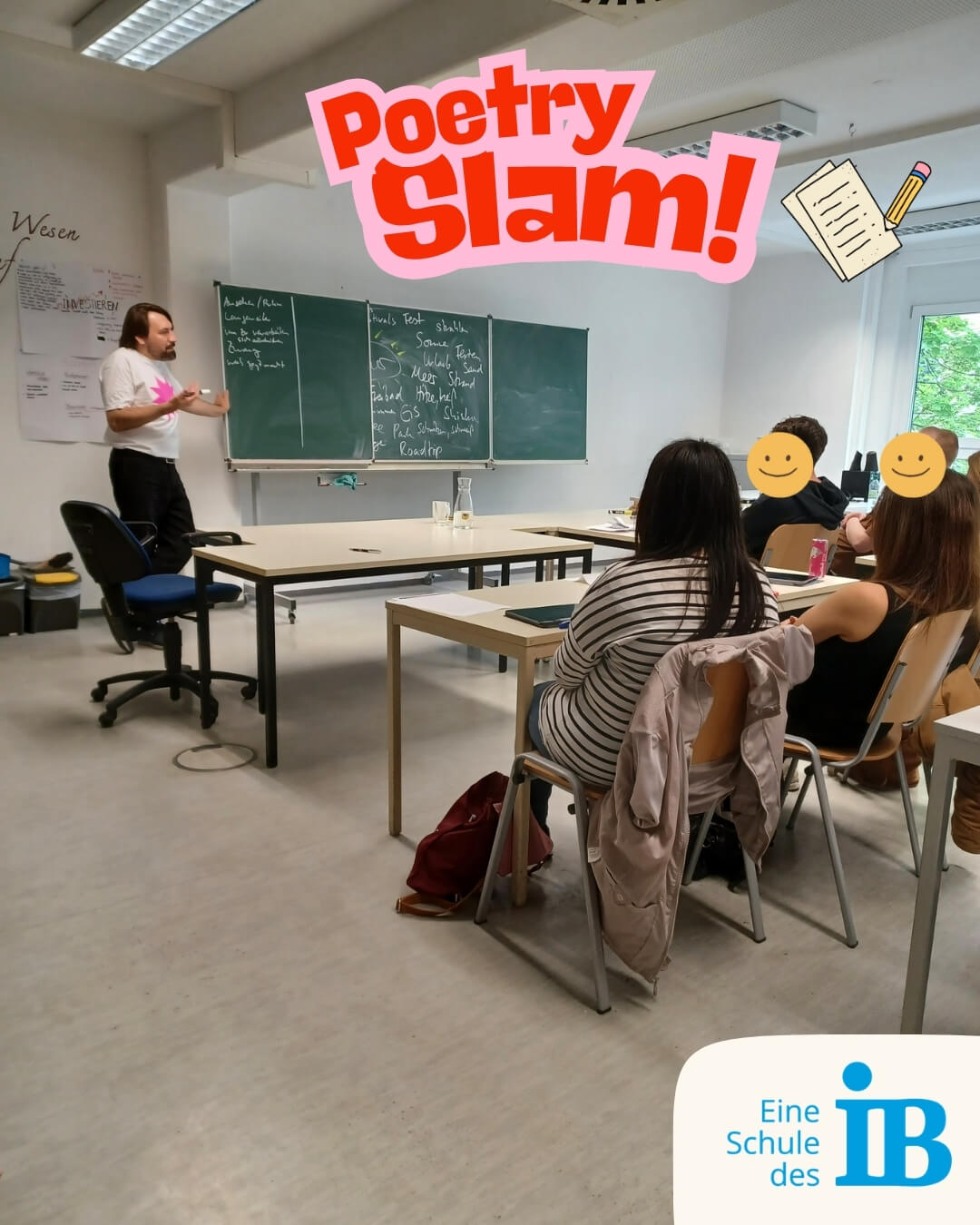 Ein Lehrer erklärt beim Poetry Slam die wichtigsten Aspekte des kreativen Schreibens in einem Klassenzimmer.