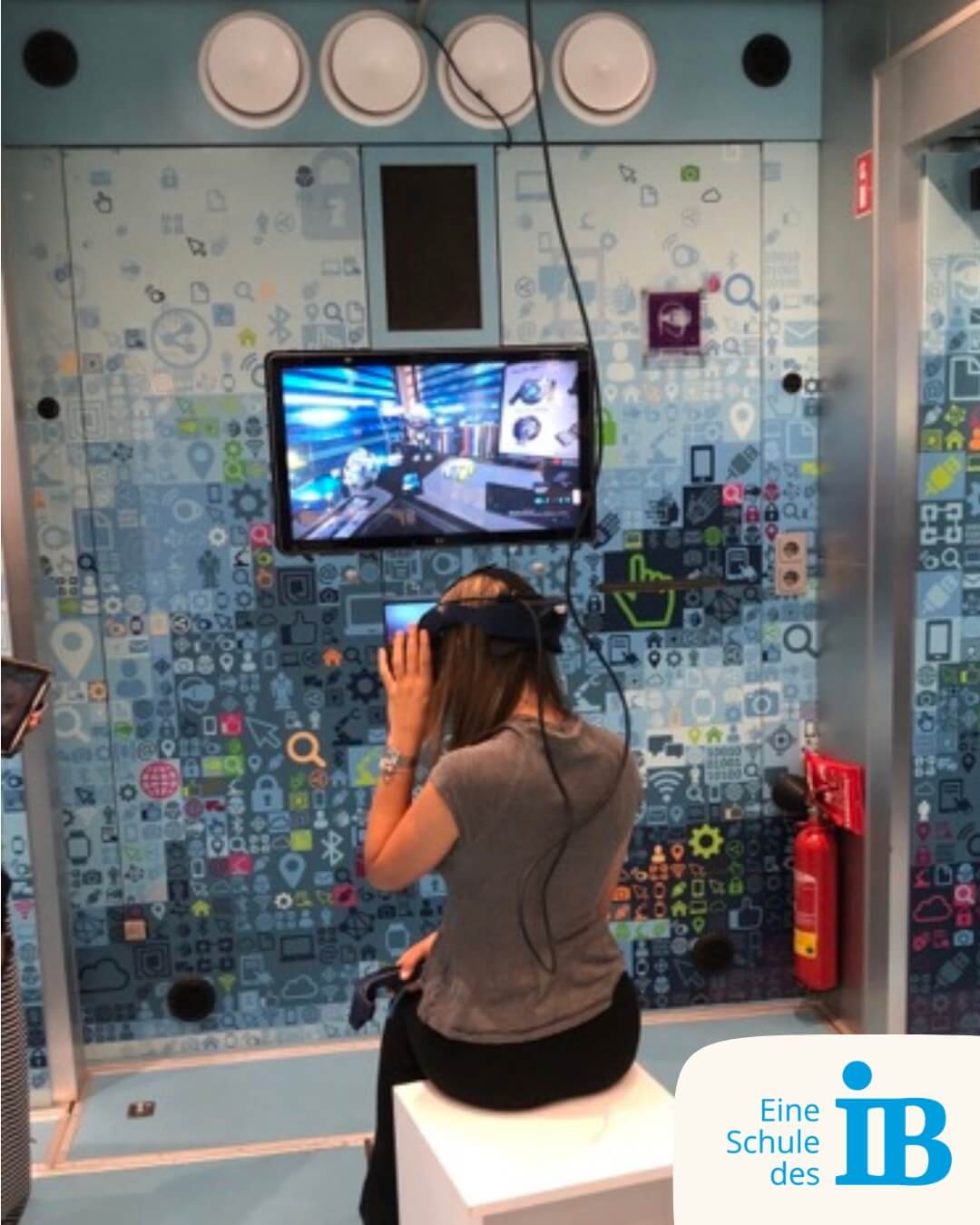 Eine Person testet Virtual Reality in einem modernen, technologieorientierten Raum mit buntem Hintergrund. | © IB