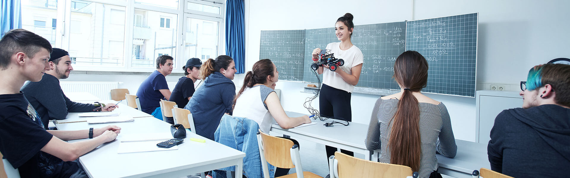 Schüler:innen der IB Beruflichen Schulen Stuttgart beim Unterricht im Klassenraum