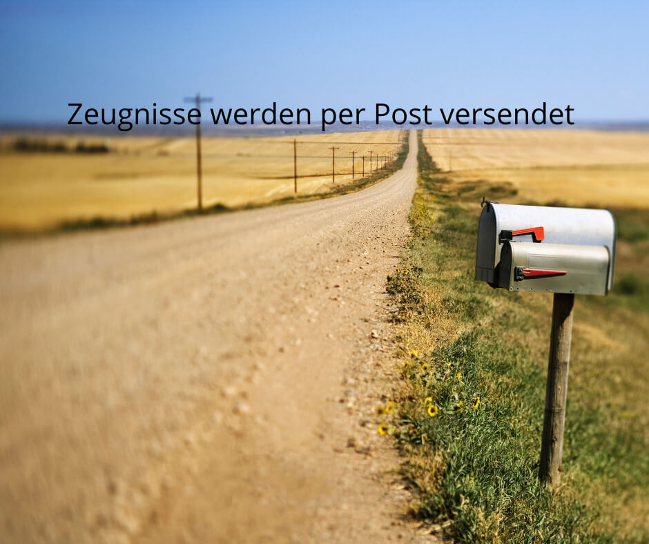 Ein einsamer Briefkasten steht an einer langen Landstraße, während Zeugnisse per Post versendet werden.