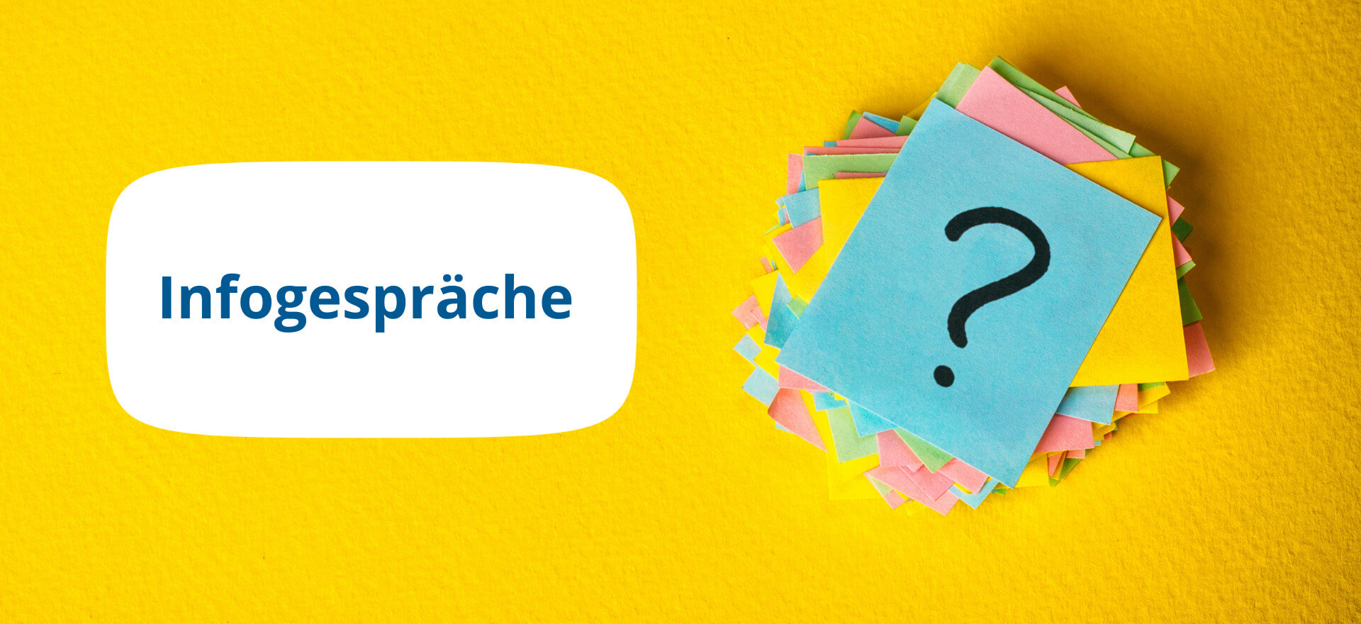 Bunte Notizzettel mit einem Fragezeichen liegen neben dem Wort "Infogespräche" auf einem gelben Hintergrund.
