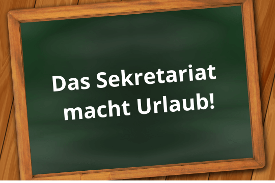 Eine grüne Tafel verkündet: "Das Sekretariat macht Urlaub!", passend zur Sommerpause.