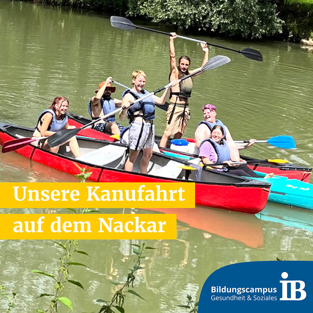 Eine Gruppe von Menschen genießt eine Kanufahrt auf dem Neckar, während sie fröhlich in zwei roten Kanus paddeln.