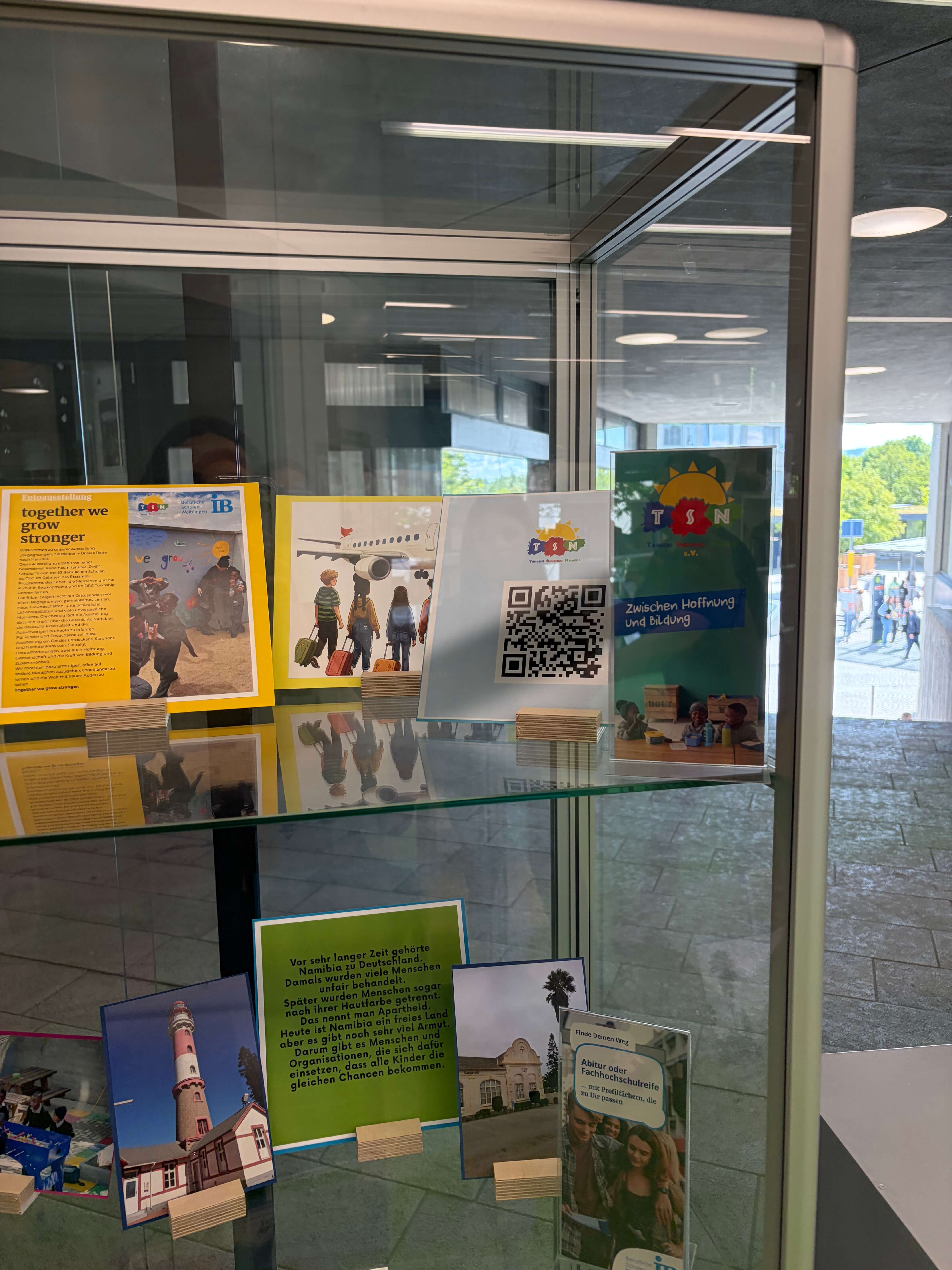 Eine Vitrine zeigt verschiedene Informationsmaterialien über Bildung und Chancen für Kinder. | © Name