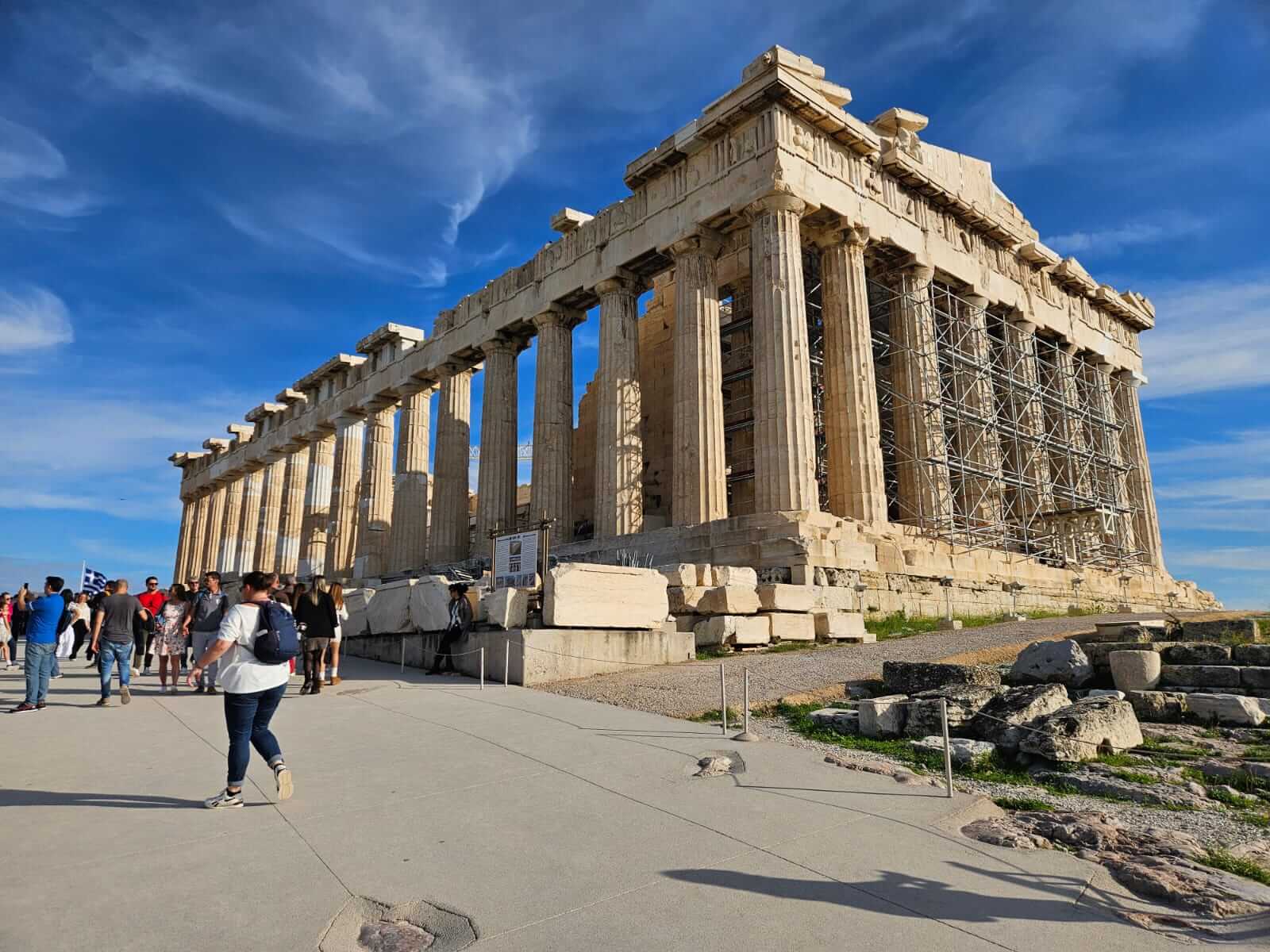 Touristen erkunden den Parthenon auf der Akropolis an einem sonnigen Tag im November.