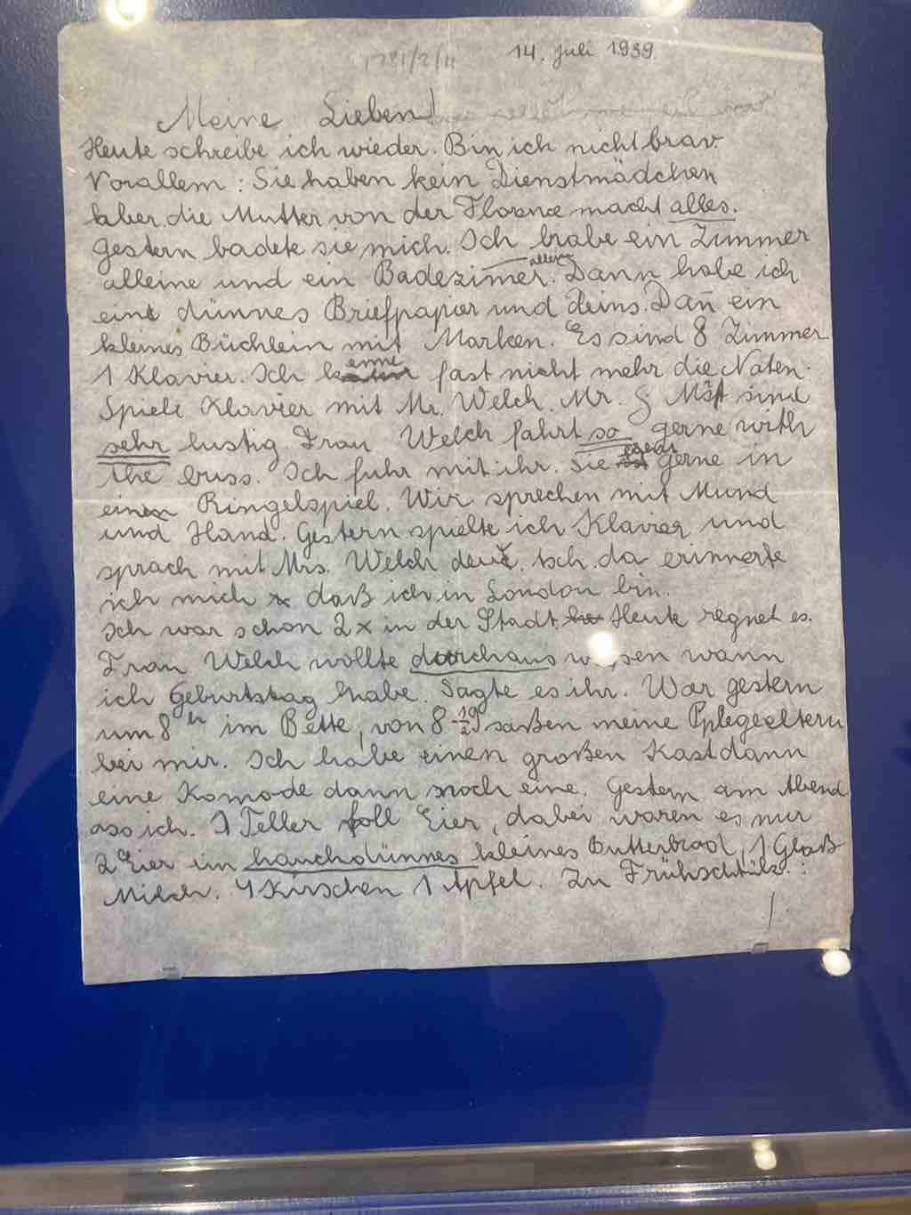 Ein handgeschriebener Brief aus dem Jahr 1939 liegt in einem blauen Rahmen ausgestellt.