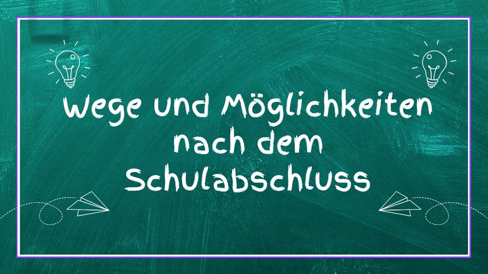 Tafel mit der Aufschrift "Wege und Möglichkeiten nach dem Schulabschluss" mit Glühbirnen und Papierfliegern verziert.