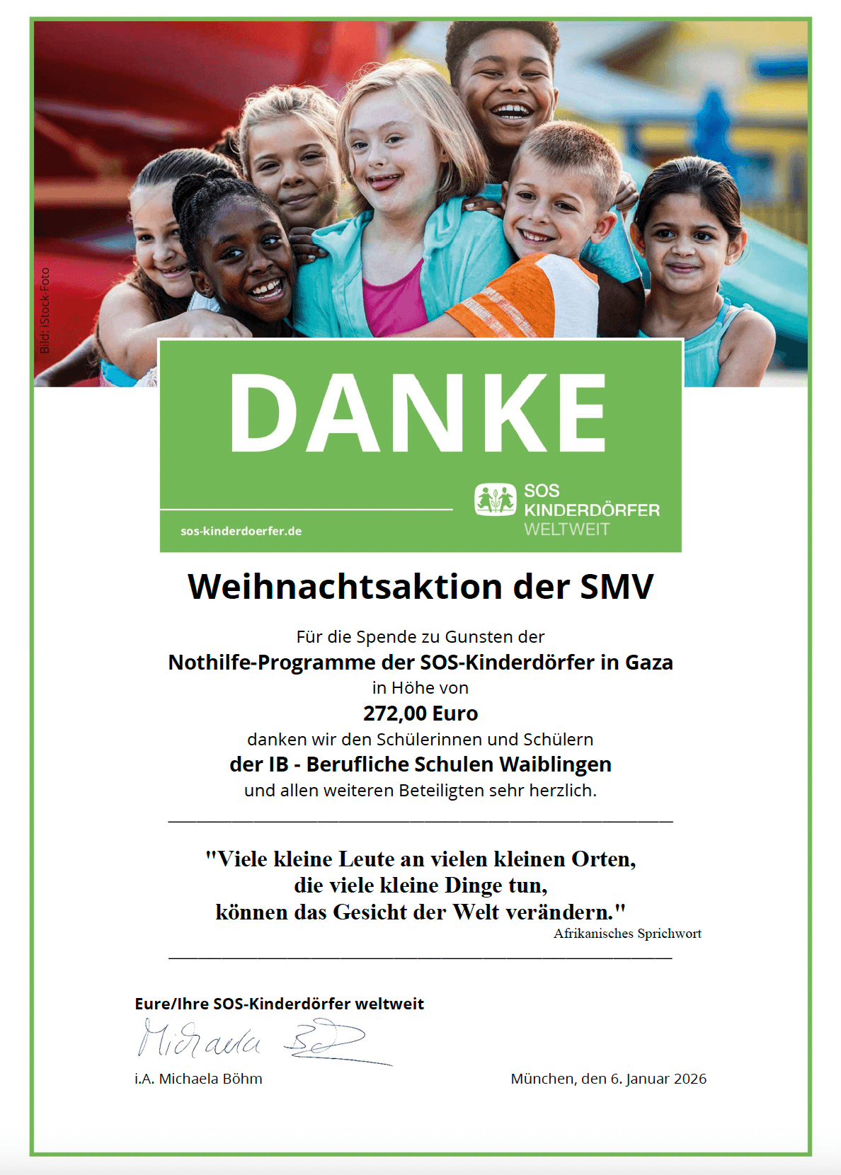 Eine Gruppe fröhlicher Kinder lächelt auf einem Plakat, das eine Spende an SOS-Kinderdorf-Programme ankündigt.